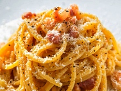 Спагети Карбонара с бекон, лук и готварска и заквасена сметана - снимка на рецептата